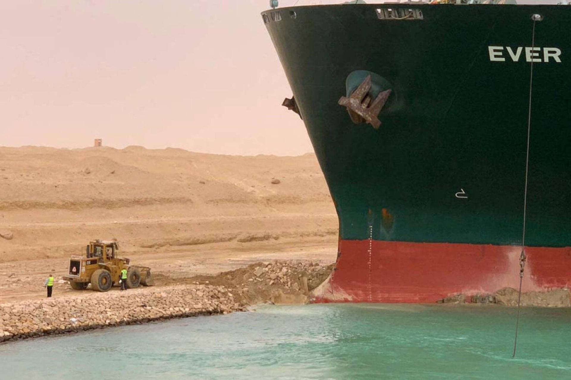 Entenda porque o navio encalhado no canal de suez pode piorar a crise econômica