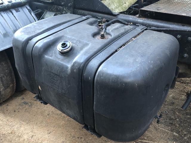 Dano ambiental, Tanque de óleo cai de veículo e motorista vai embora