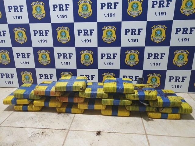 Jovem de 22 anos é presa com quase 22 quilos de droga