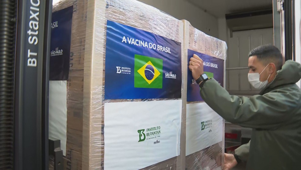 Butantan entrega 1,1 milhão de doses da CoronaVac ao Ministério da Saúde e paralisa produção da vacina por falta de matéria-prima