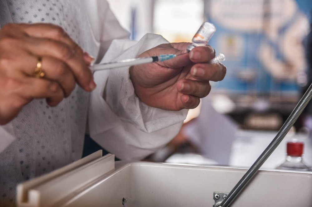 Após 4 meses, apenas 39% dos idosos tomaram duas doses da vacina no Brasil; especialistas temem 3ª onda